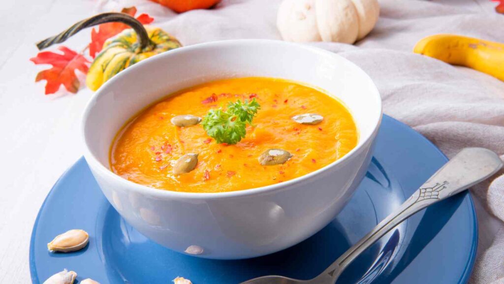 Sopa de abóbora com gengibre e leite de coco 7 Almoços Emagrecedor: Sabores Frescos para um Corpo Saudável