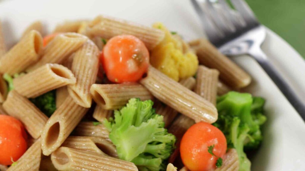 Macarrão integral com brócolis e frango