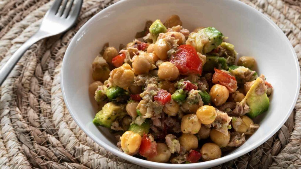 Salada de grão-de-bico com atum e tomate