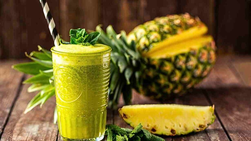 Smoothie Detox de Abacaxi e Couve