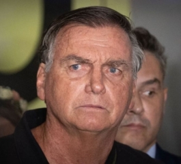 Bolsonaro Ironiza Retenção de Passaporte e Declara: “Fugir Não É Problema!”